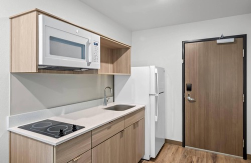 Lake Worth Corridor Hotel | WoodSpring Suites Palm Springs – West Palm Beach