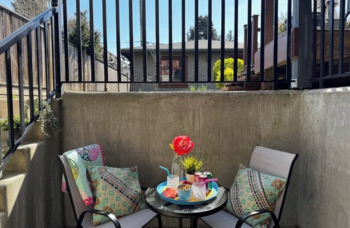 Kerrisdale Apartment | World cup ready | Free parking + steps to transit | 15 min to YVR, UBC, downtown