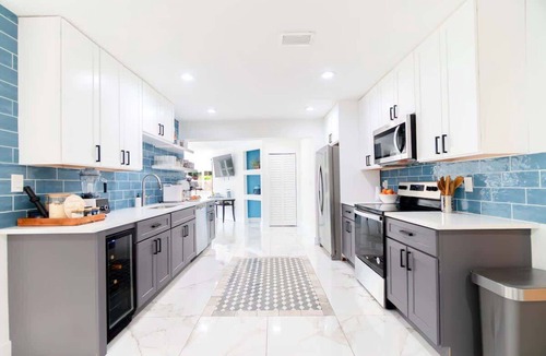 Southwest House | WPB Elegant 5BR | Hot Tub | Fire Pit | Near Beach