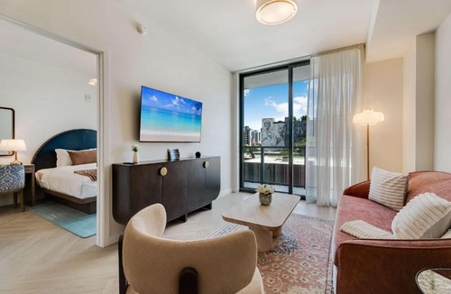 Wynwood Art District House | Wynwood Pad- Stylish Apt with View & Rooftop Pool