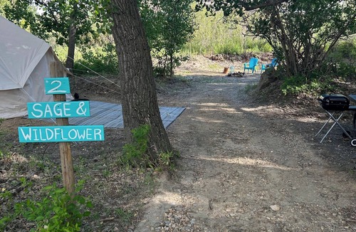 Rosedale Cabin | #Y2 Sage & Wildflower- 1 Queen bed/-Pet Friendly