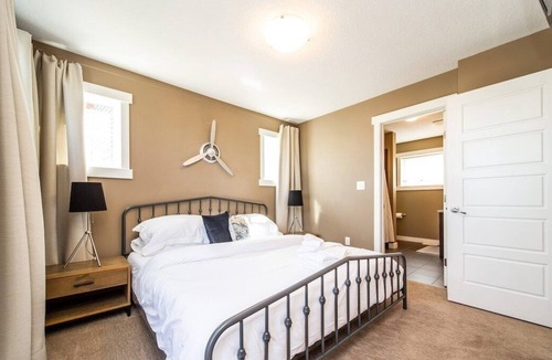 Leduc House | YEG SkyLounge | 10min to Airport | King Bed | WiFi
