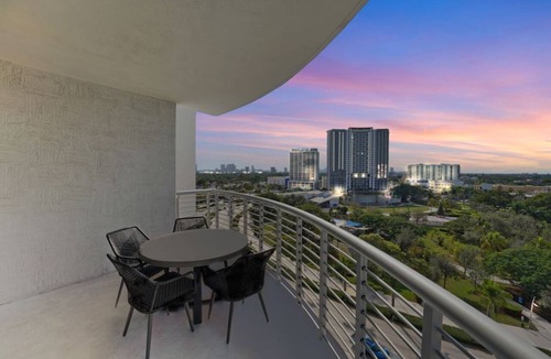 Downtown Hollywood Condo | Your Modern Retreat – 2BR with Pool & Gym