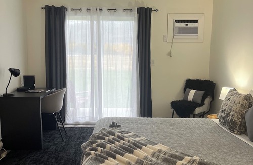 Okanagan-Similkameen Hotel | Your Okanagan retreat awaits just steps away from Skaha Lake & Penticton Airport