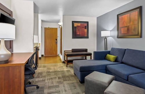 Englewood Hotel | Your Perfect Denver Base: Modern Comfort Near Downtown, Mall & Hiking Trails