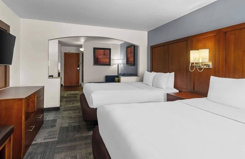 Englewood Hotel | Your Perfect Denver Base: Modern Comfort Near Downtown, Mall & Hiking Trails