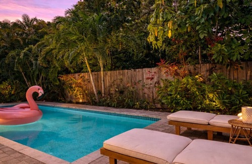 Southwest House | 🌴 Your Private Boho Oasis Awaits! Relax in a stylish 2BR retreat just 2 miles from Downtown West Palm Beach. Lounge by your saltwater pool, cozy up by the firepit, and enjoy a getaway that feels like a boutique vacation every day.