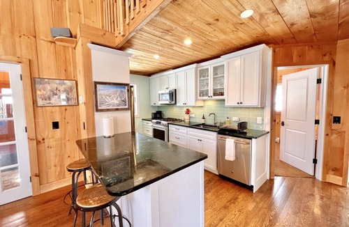Stratton and Bromley Ski Areas House | Your Vermont Mountain Haven Pet Friendly home with Hot tub!