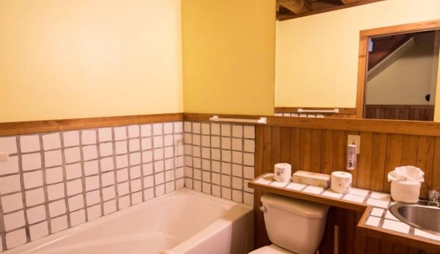 1 Bed A - Cozy 2 Story Cottage Walking Distance to Two Beaches