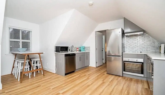 1-bedroom loft style suitenn