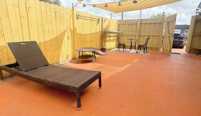 1 bedroom Private Studio with Patio. 5 Min to Hard Rock Stadium & Every Event.