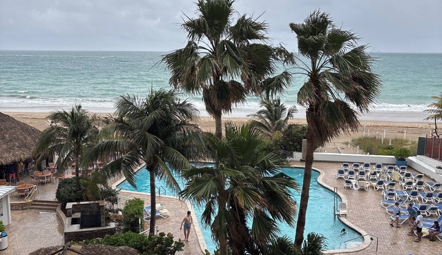 1. Direct ocean view with balcony. Wonderful and unique view.Beach Tiki bar