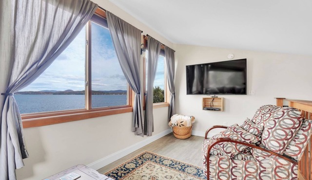 1 King Bed, 1 Queen Sleeper Sofa Walk-in Shower, Soaker TUB,. bath 2 Shower with tub SCENIC VIEW OVERLOOKING MALLETS BAY THREE FLOORS WITH LOFT.