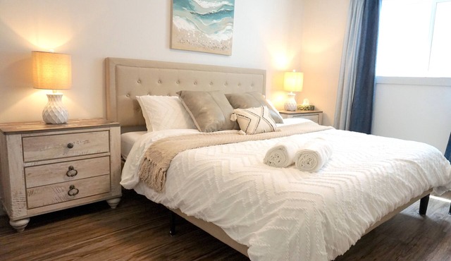 1 King bed, suite by the Beach, Casino, Arena, with bike storage!