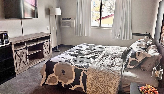 1 King Bedroom in Rapid City
