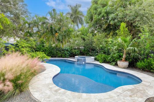 1 Mi to Lake Worth Beach Park: Poolside Paradise!