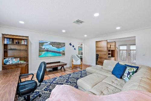1 Mi to Shore: Pet-Friendly Lake Worth Beach Home!