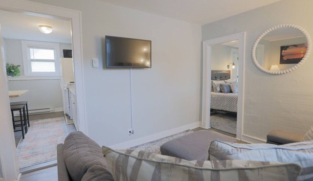 101 E · Cozy 1 bedroom apt with office and parking