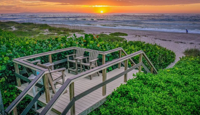 1BR Oceanfront 3rd-Floor | Beach access | Pool
