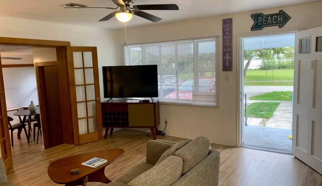 2/1 Coastal Town Oasis ~ Minutes to the Beach