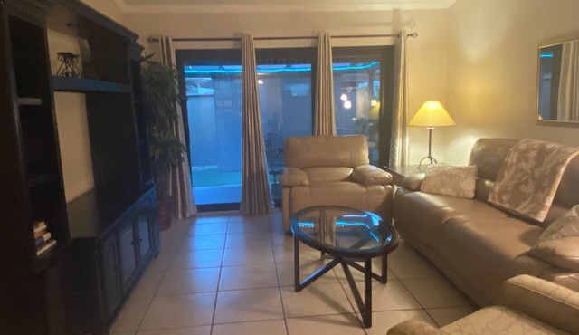 2/2/2 villa in the heart of Wellington. Walk to restaurants & mall. Pet friendly