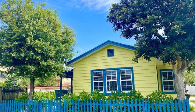 2 Bed/1 Bath Historic Cottage Near the Beach w/Pool-Bikes-WiFi-Cute & Cozy!