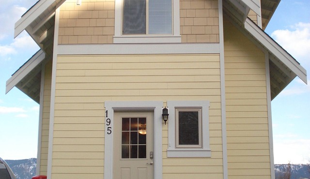 2 Bed and Loft Pet Friendly Lake View Cottage at La Casa!