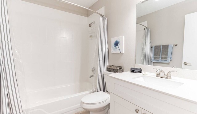 2 Bedroom 2 Bath Walking distance to Beach and Restaurants
