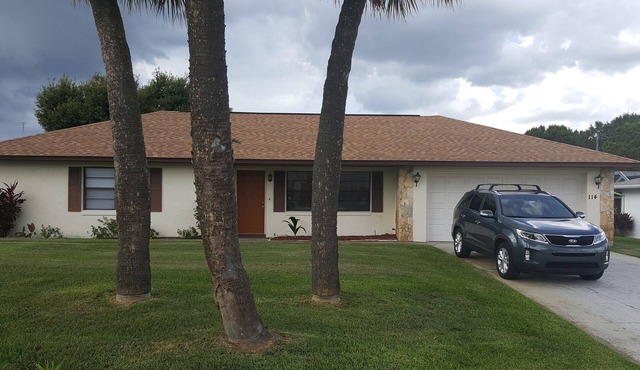 2 Bedroom 2 Bath on the 4th Canal that leads to beautiful Lake June