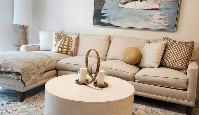 2 bedroom Condo steps from Rosemary Square's Shopping/Restaurants