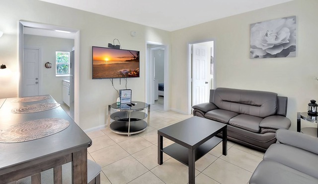 2 bedroom cozy Cottage walk to Atlantic Ave, pets, free parking