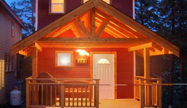 2 Bedroom F - Cozy Two Level Waterfront Cottage with Seasonal Hot Tub/Walking Distance to Beaches