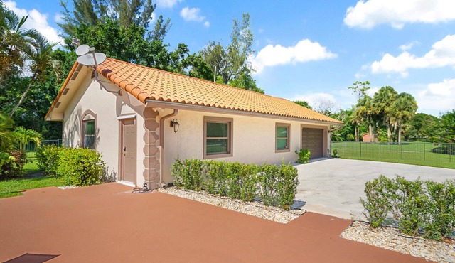 2 bedroom guesthouse with pool near WEF