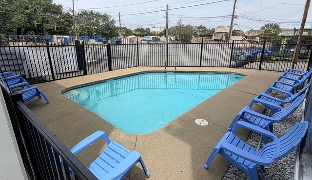 2 bedrooms with a shared pool. apt4
