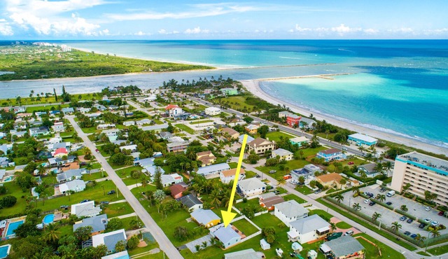 2 Blocks to Beach Remodeled 3/2 Home Pets Welcome!