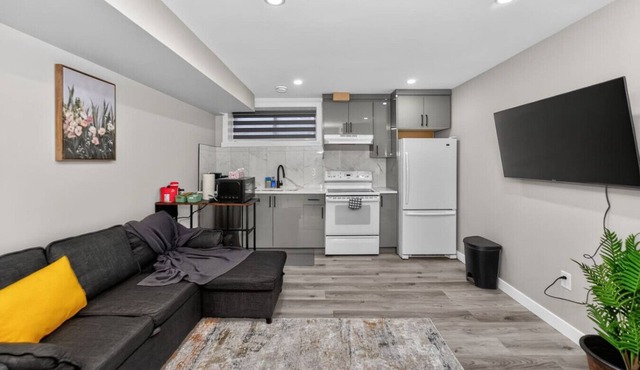 2 BR Suite YYC Airport & Downtown, UofC, SAIT - 4324 – DN