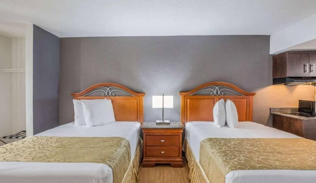 2 Full Bed with kitchenette Non-Smoking