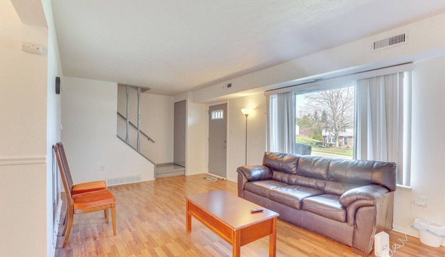 2 Mi to Bow Wow Beach: Townhome w/Pool Access!