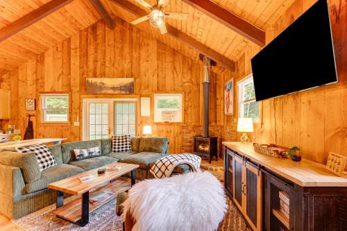 2 Mi to Conway: Cozy Cabin w/Grill & Yard!