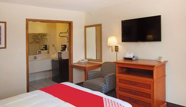 2 Modern Rooms for Couples – Great Value by Highway 54!
