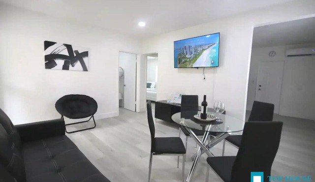 251 Airport/Top House Apartment1