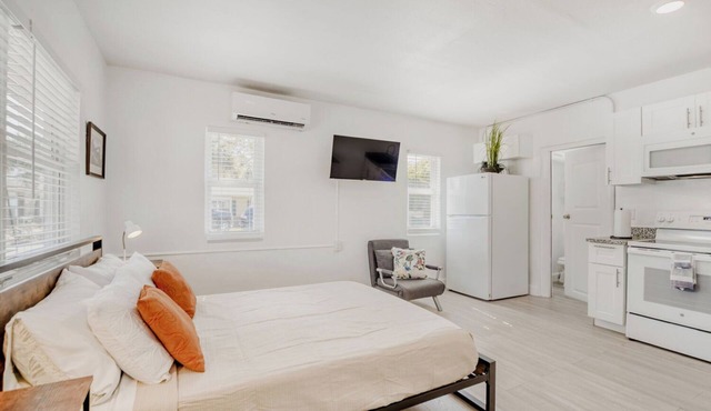 2536 Modern Studio in Historic Area