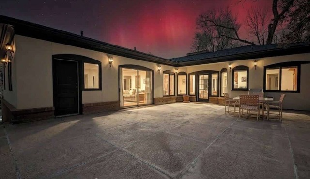 2B2b loft in mountains, secluded patio, vintage,