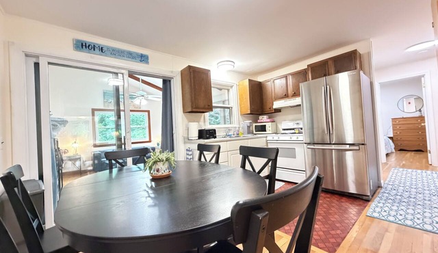 2Bed 1Bath- ½ Mile walk to Mayflower, central A/C, CLEAN w/washer/dryer