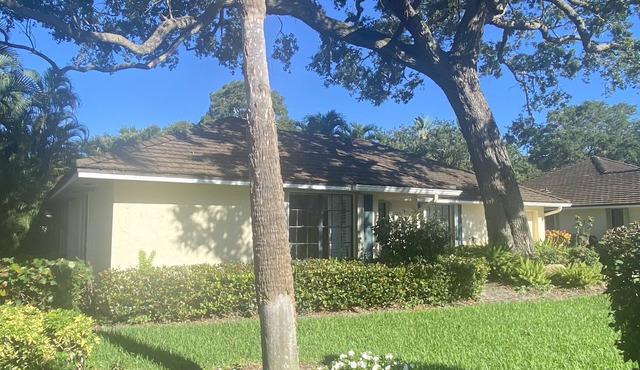 2BR - 2BA House with a water view and a 37ft boat lift!