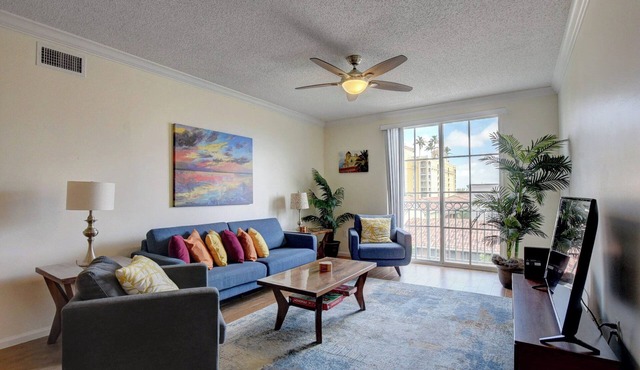 2BR Penthouse – Walk to Rosemary Square – Pool, Jacuzzi, Gym, Parking