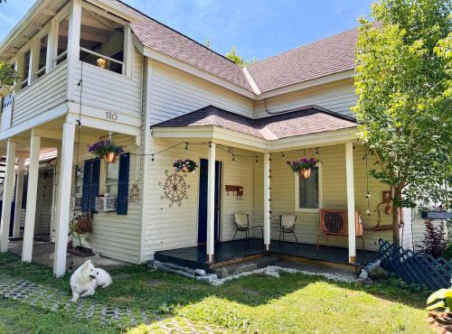 2BR Pet Friendly Gem with Garden