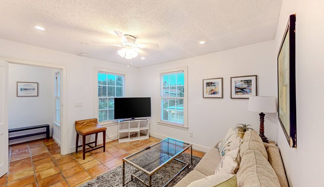 2nd-story apartment with central AC & stackable W/D - near beach/attractions