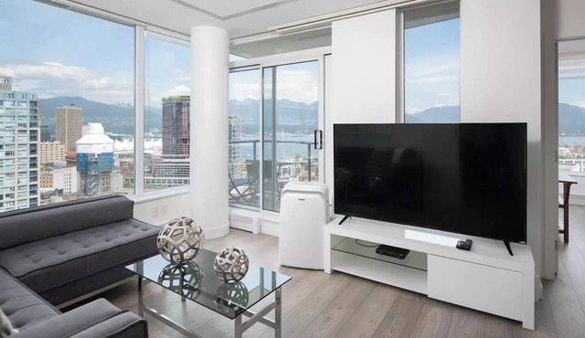3 bed Subpenthouse Ocean&Mountain View-Downtown