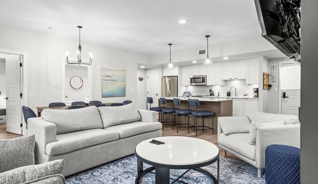 3 bedroom + 2 bath -🏔️Rockies Refuge⛰️ heated outdoor pool and hot tub/full gym